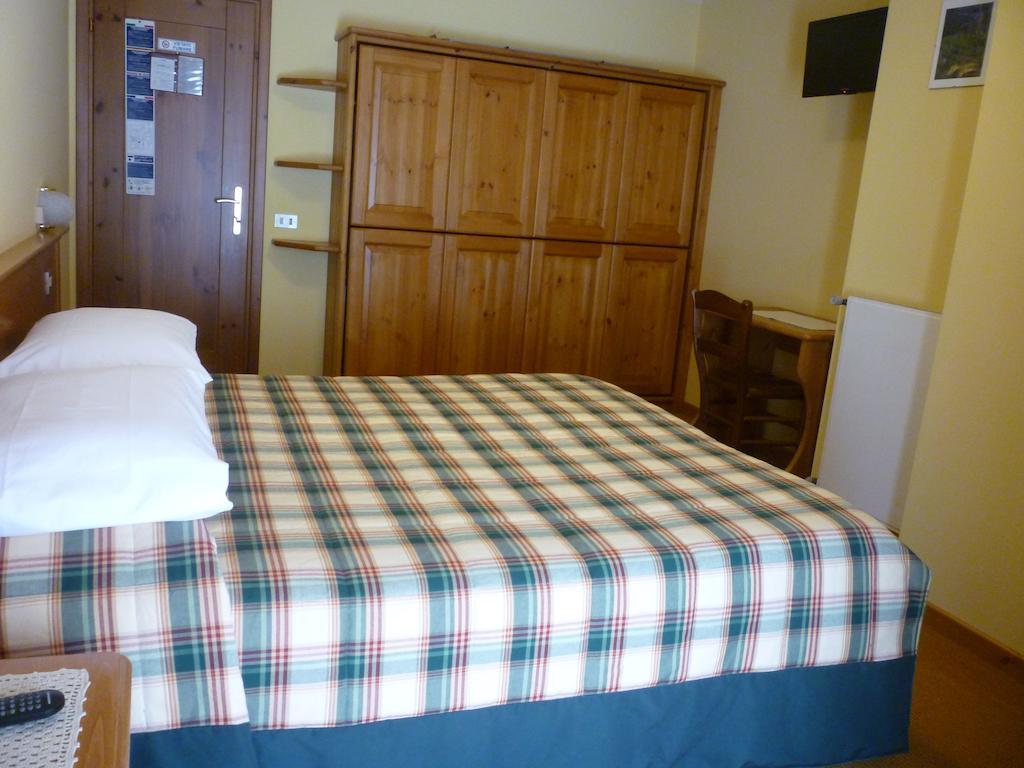 Hotel I Rododendri Valfurva Szoba fotó